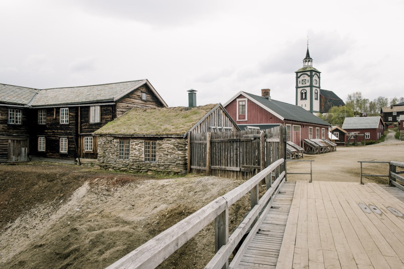 Bilde av Røros kirke, med bro i forgrunnen